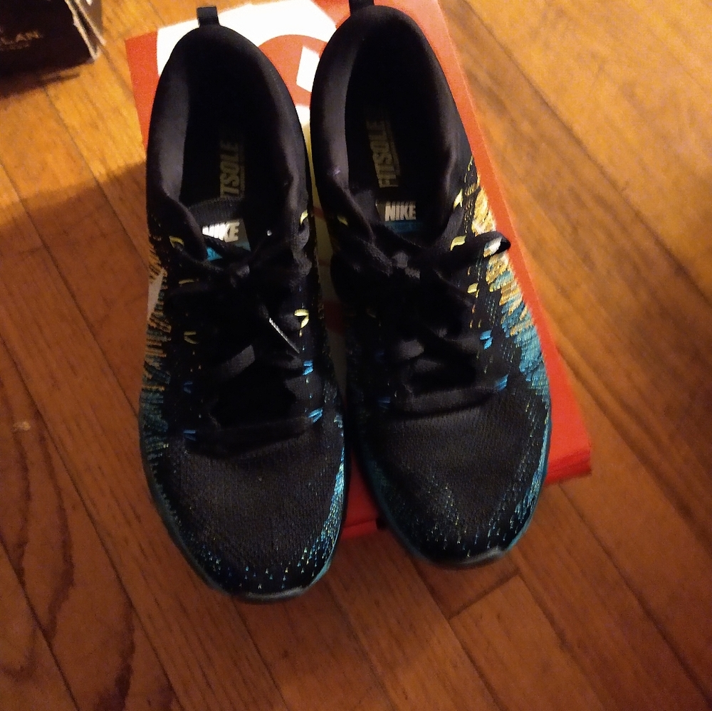 Nike air max fly knit black and multiple colors ,8.5 size used good condition.l